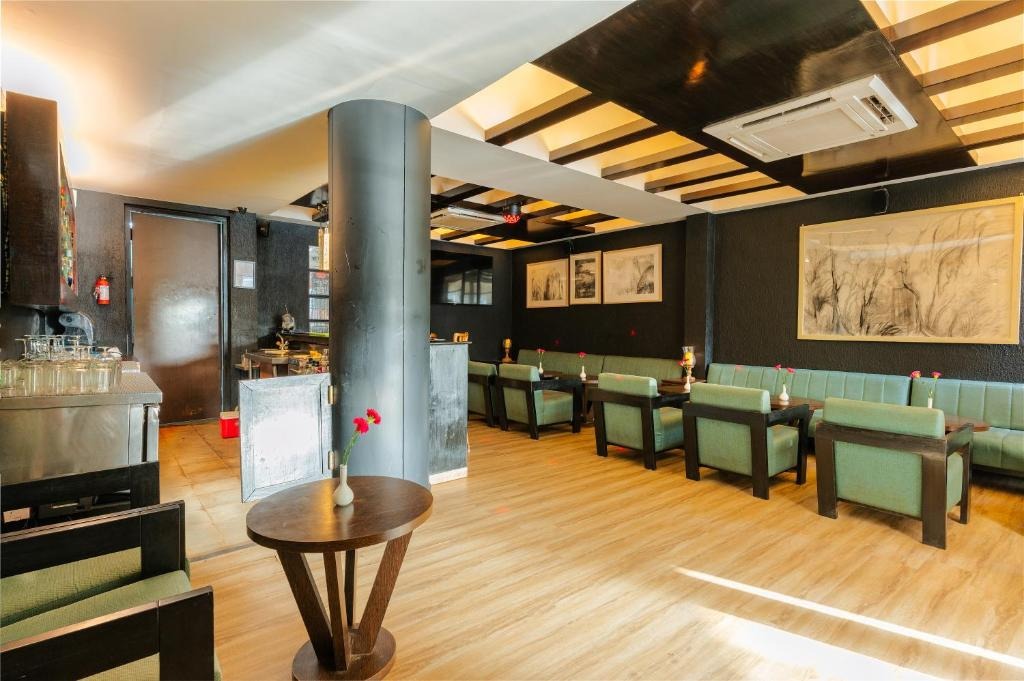 هتل ویسپرینگ پالمز